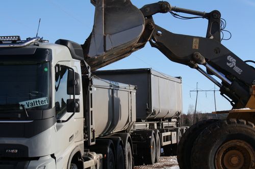 Kauhakuormaajalla maansiirto kuorma-auton lavalle