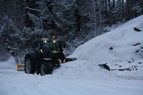 Traktori talvella lumitöissä pihatiellä