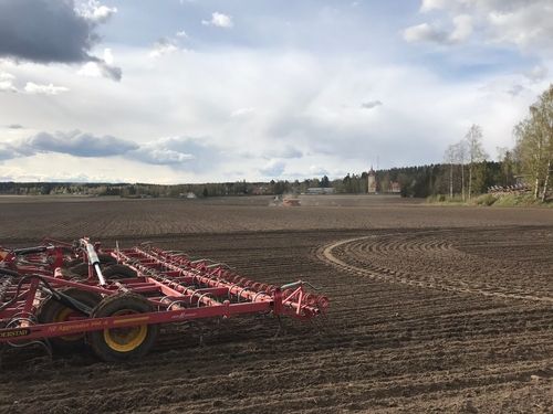 Maatalouskone pellolla kylvömässä