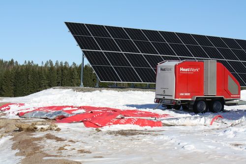 HeatWork laite talvella aurinkopaneelin edessä