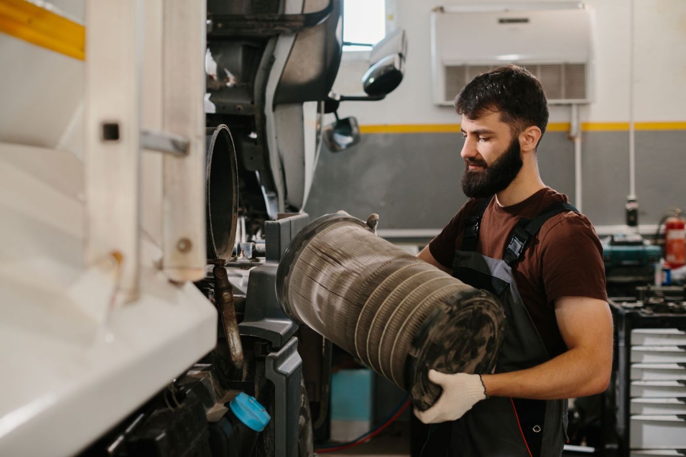Compare monthly fleet repair budgeting with reactive spending, including downtime, emergency costs, vehicle age, usage and repair reserve planning.