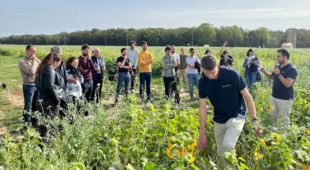 Groupe de contributeurs en visite dans une exploitation agricole