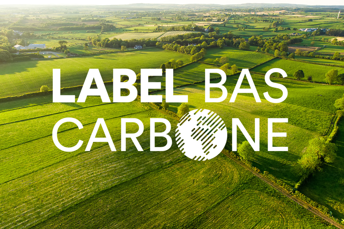 Vue aérienne de parcelles agricoles avec le logo du Label Bas Carbone en surimpression