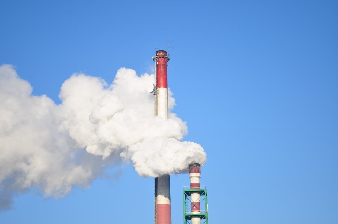 Cheminées industrielles rejetant de la fumée dans le ciel
