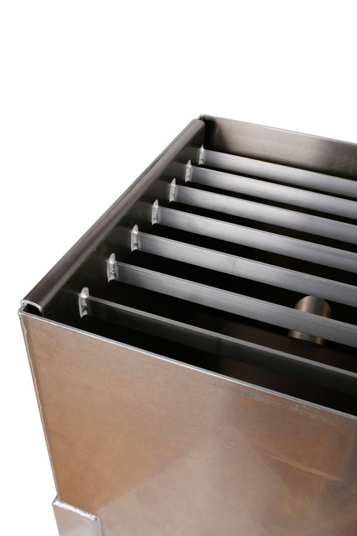 Kvadratni aluminijumski kontejner sa aluminijumskom rešetkom.