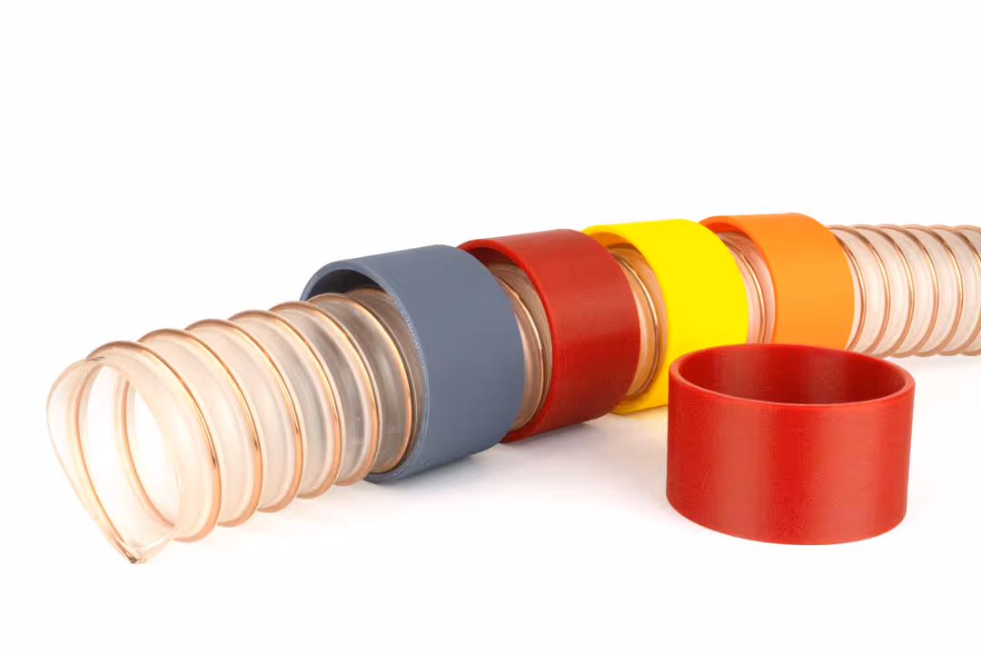 Farbige Schlauchringe in dunkelgrau, dunkelrot, gelb und orange zur farblichen Markierung von Schläuchen.