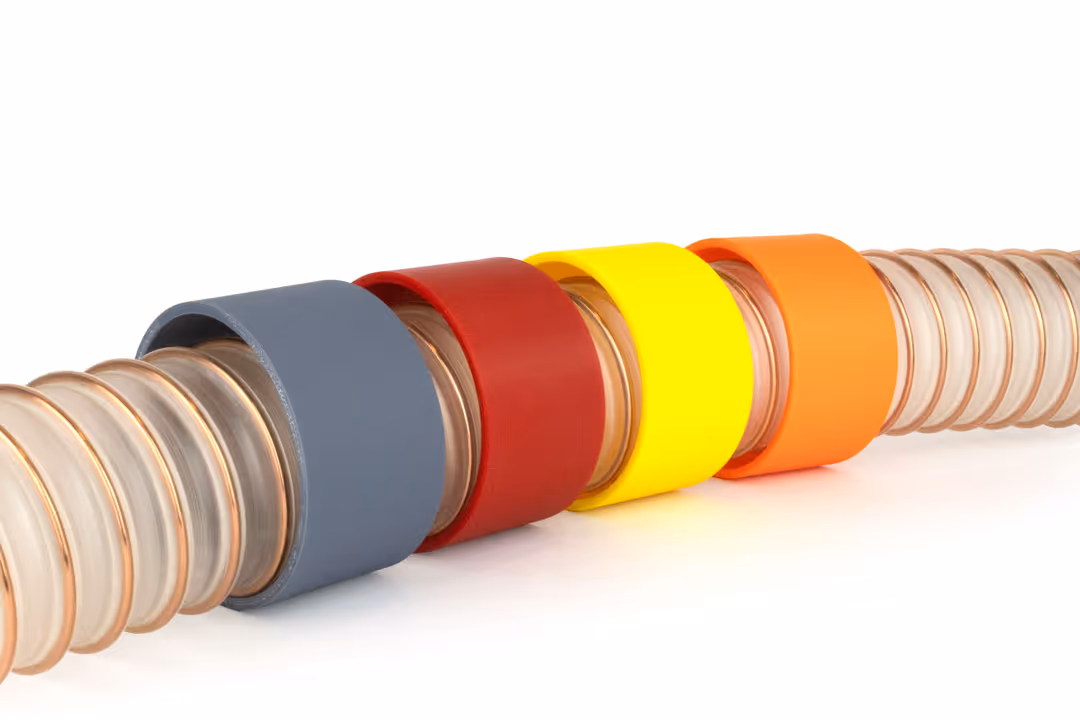 Farbige Schlauchringe in dunkelgrau, dunkelrot, gelb und orange zur farblichen Markierung von Schläuchen.