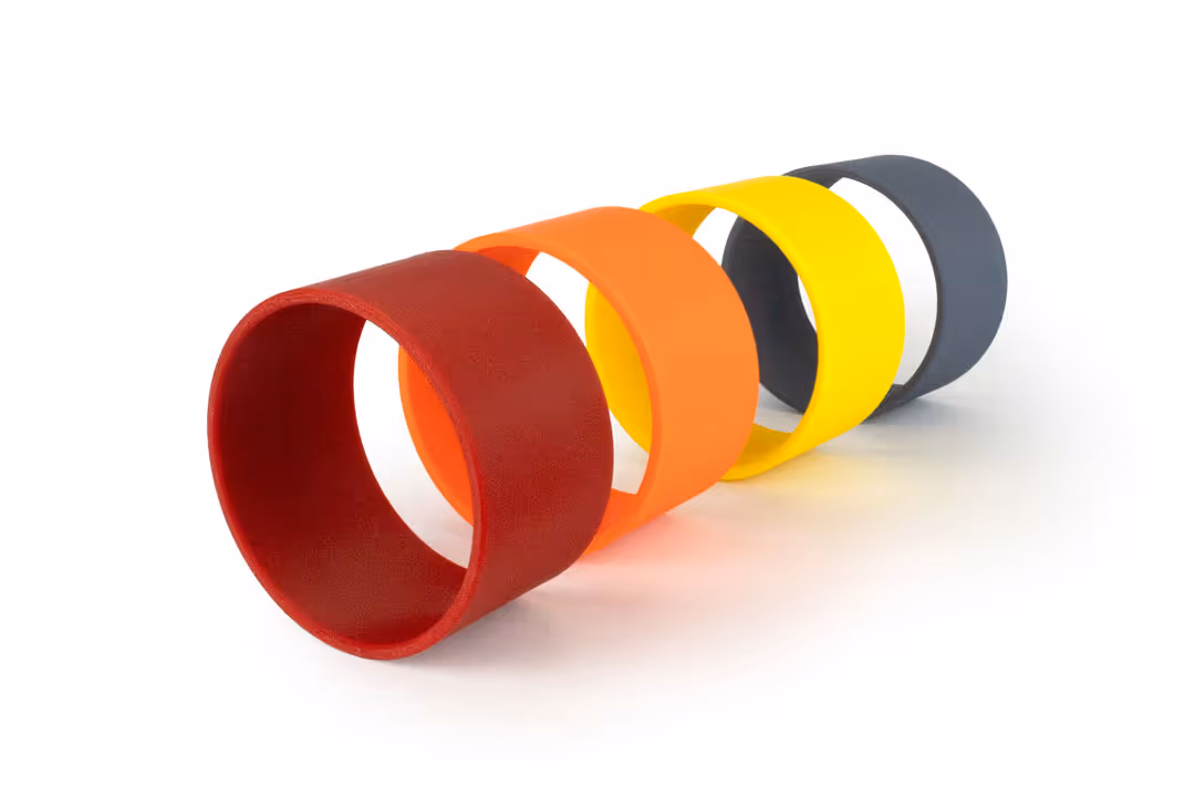 Farbige Schlauchringe in dunkelrot, orange, gelb und dunkelgrau zur farblichen Markierung von Schläuchen.