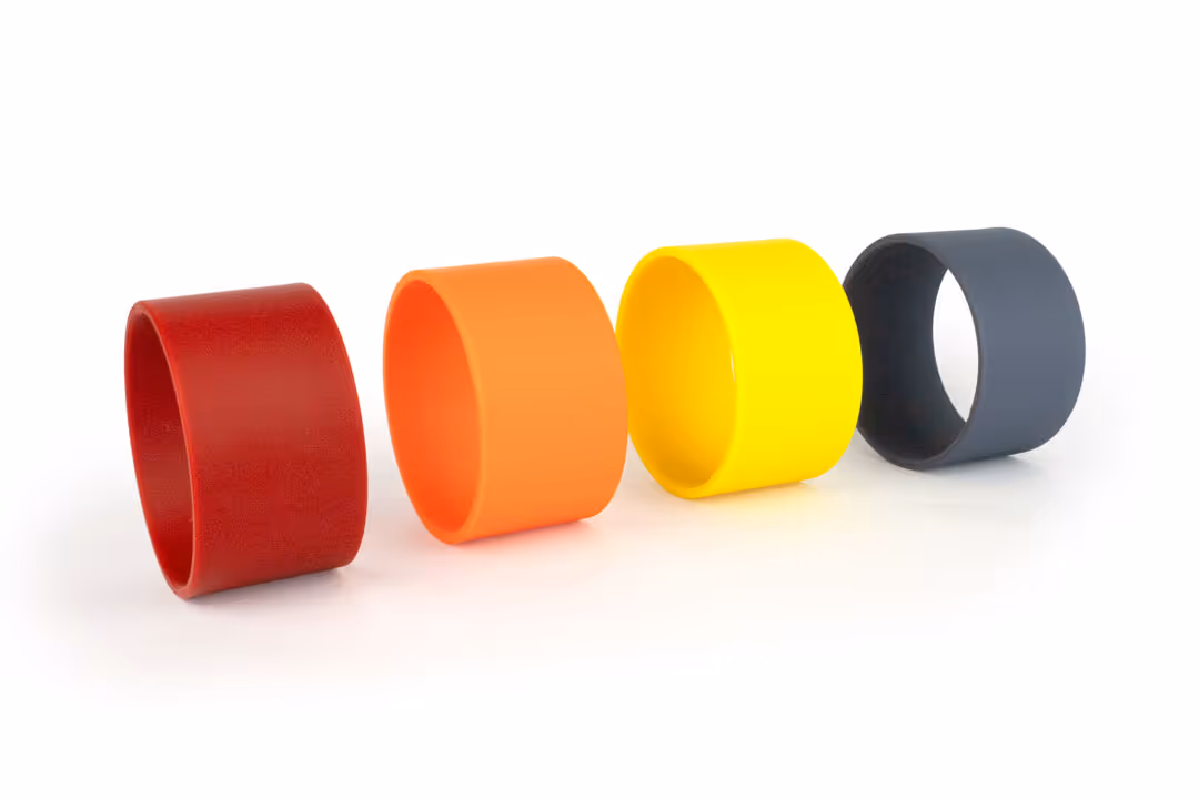 Farbige Schlauchringe in dunkelrot, orange, gelb und dunkelgrau zur farblichen Markierung von Schläuchen.