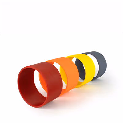 Anelli colorati per tubi flessibili in rosso scuro, arancione, giallo e grigio scuro per contrassegnare i tubi flessibili con colori diversi.