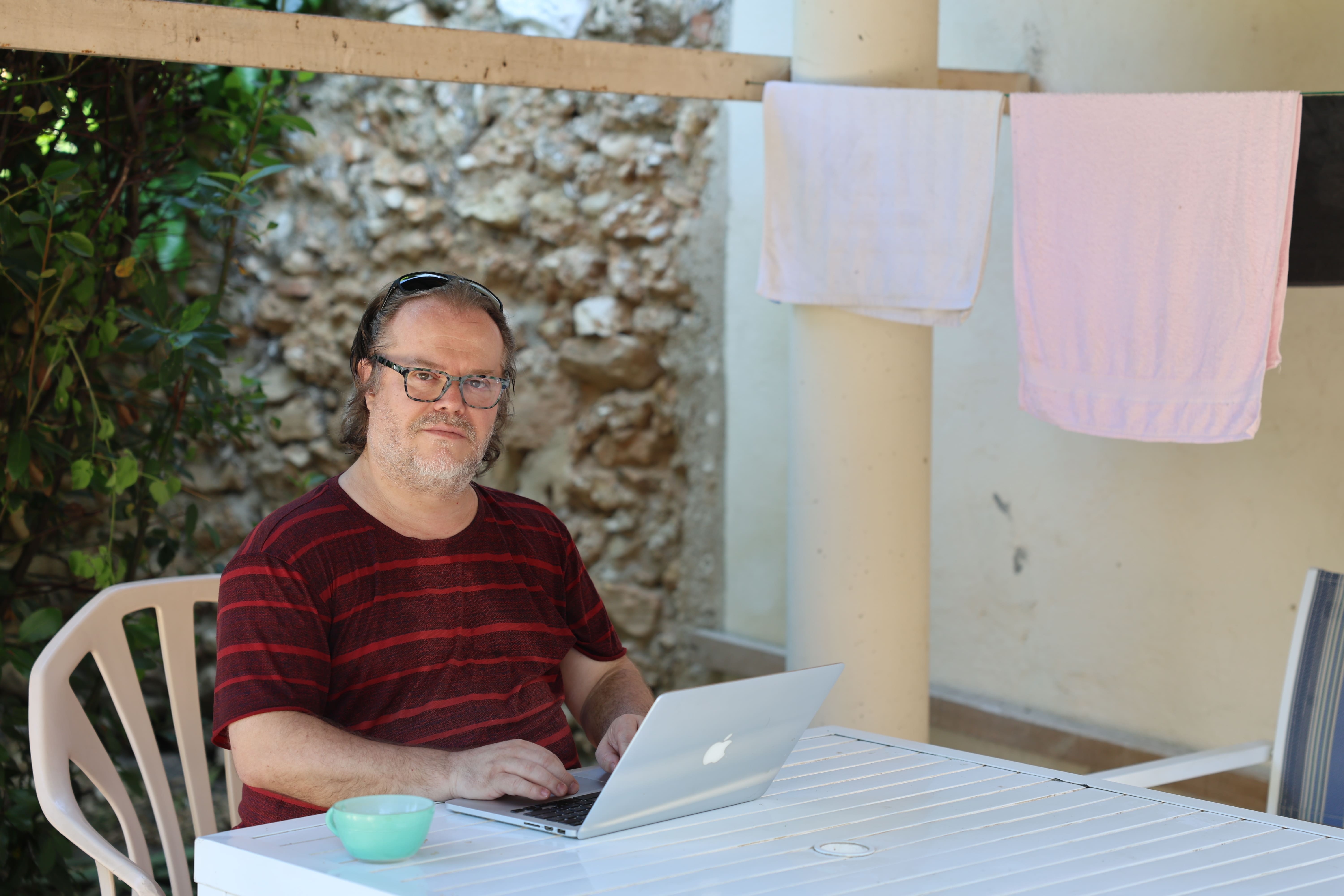 Un jeune auteur en plein travail d'écriture lors d'un de nos Labs
