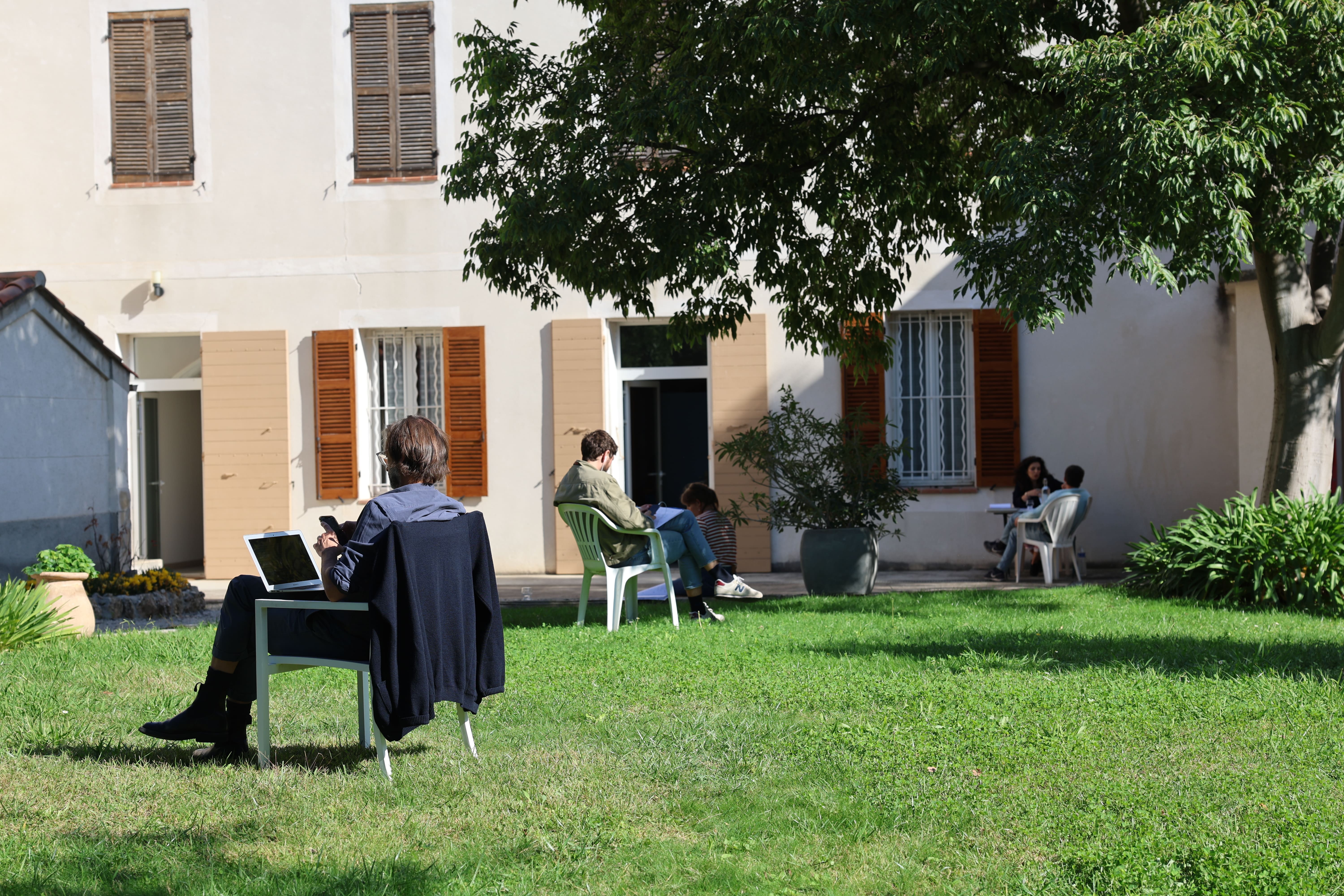 LabSud 2025 residents in the garden