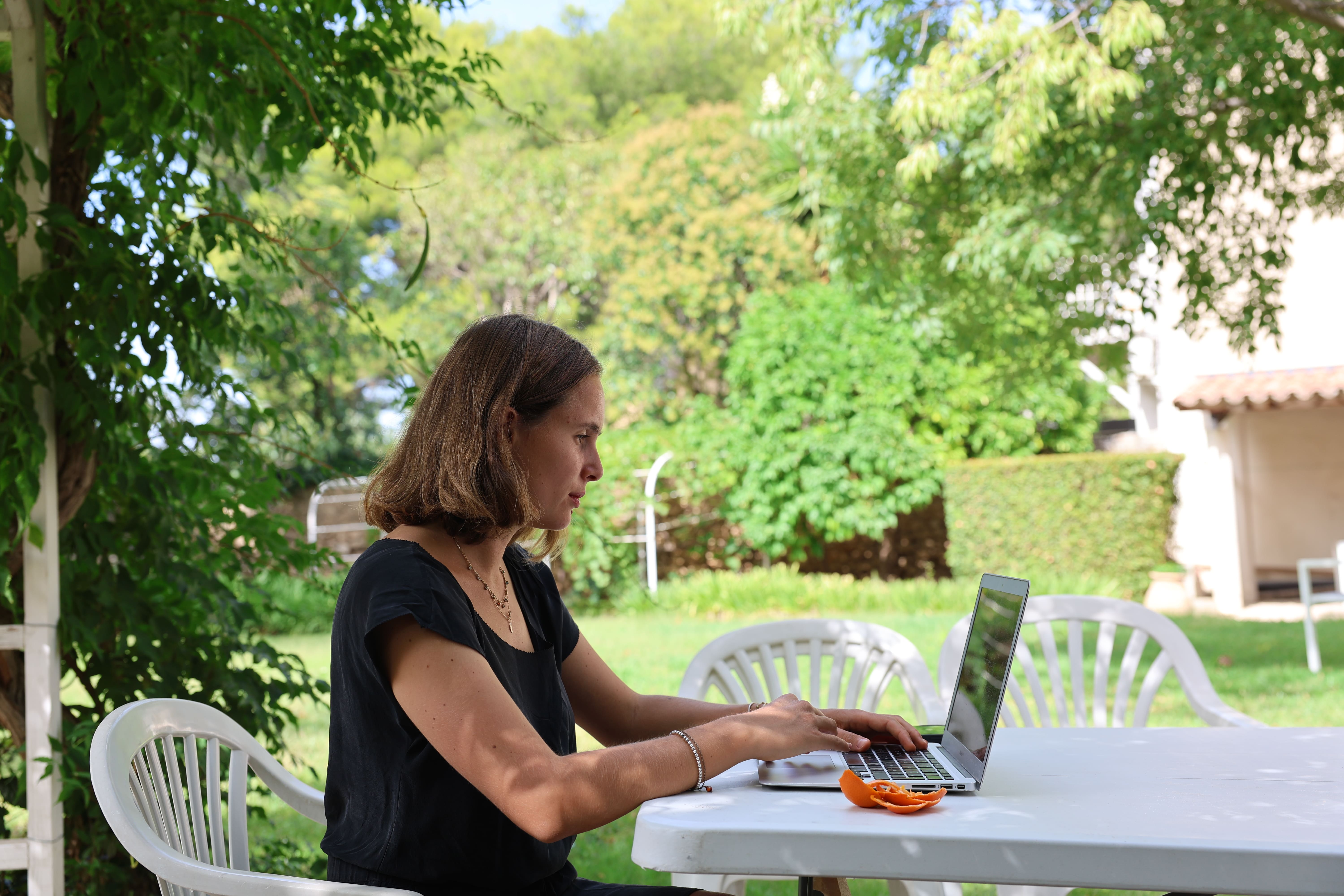 Un jeune auteur en plein travail d'écriture lors d'un de nos Labs