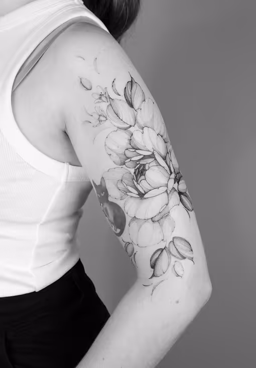 A beautiful tattoo art with flowers on hips made by Lass Tattoo artist from Hamburg