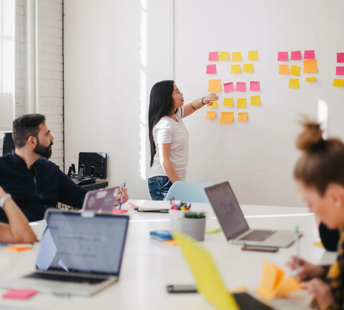 Woman making use of post-its to give a presentation