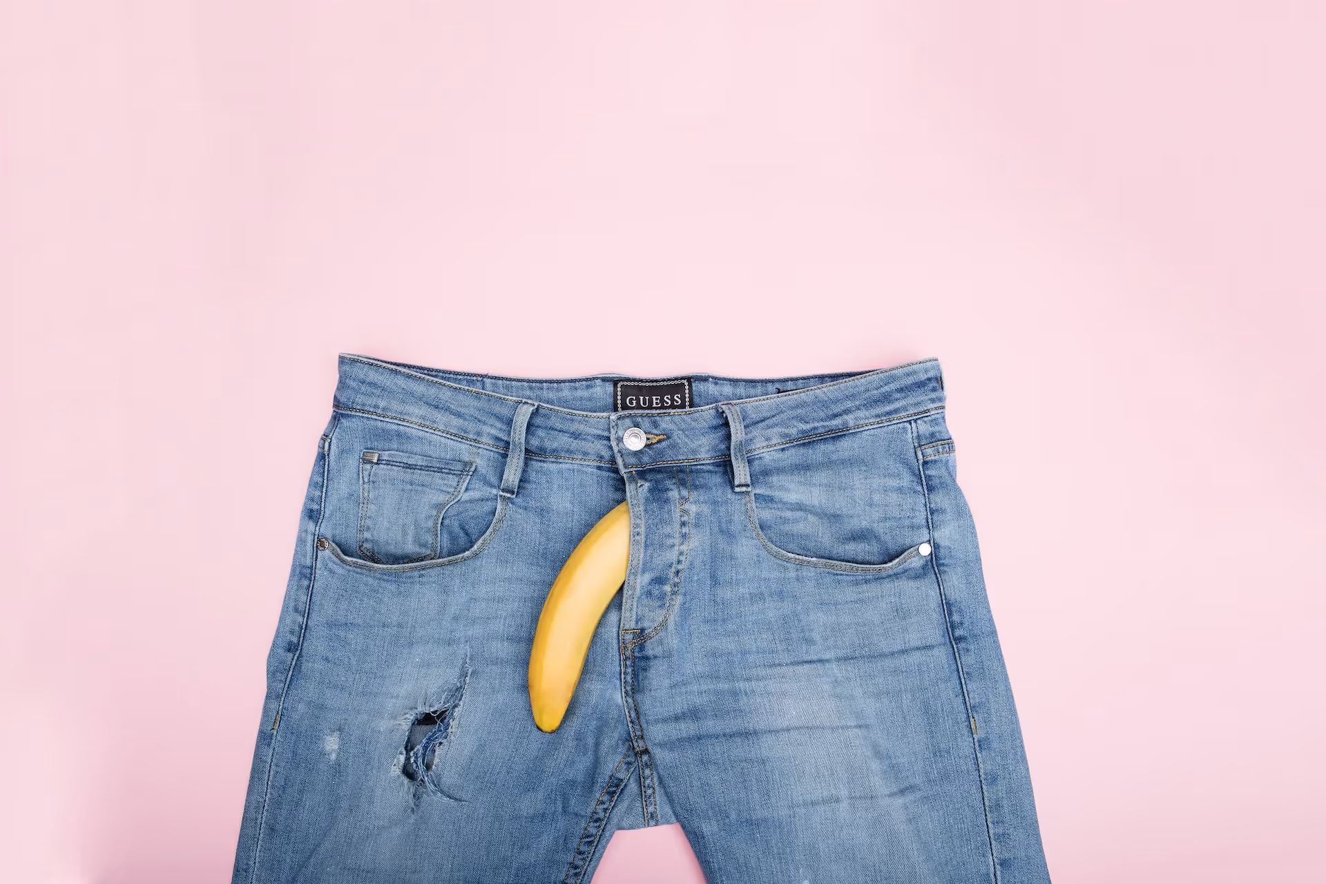 一條向下的香蕉在插在男裝牛仔褲檔口處