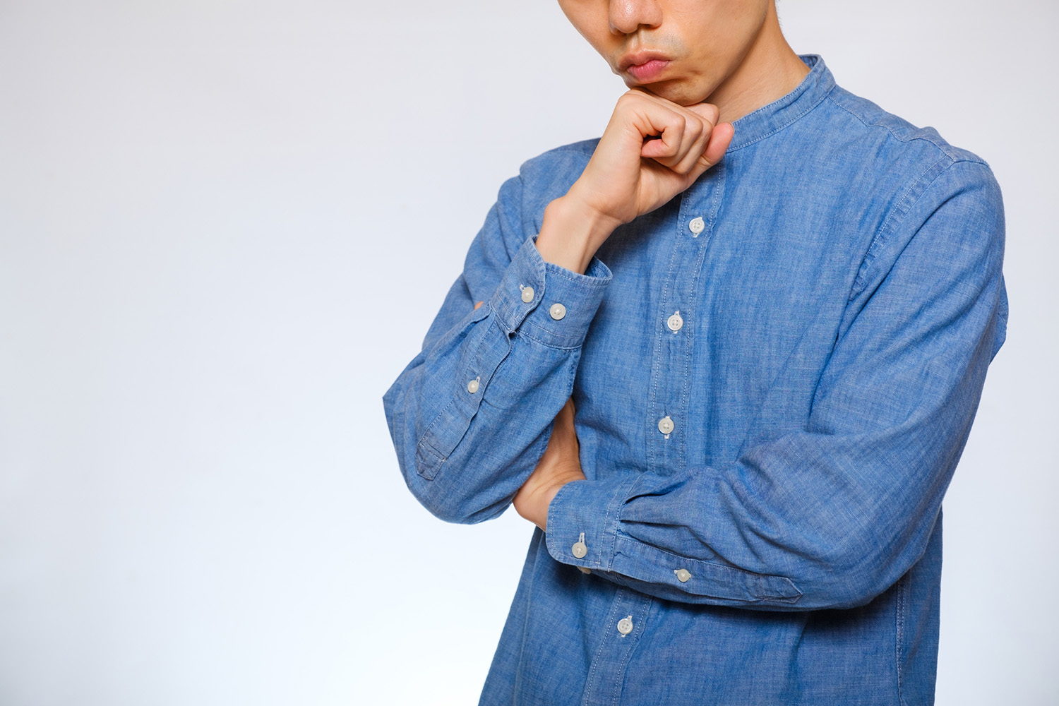 一名男士正在思考