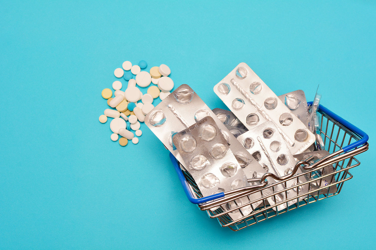 一個小購物籃承載著不同藥物