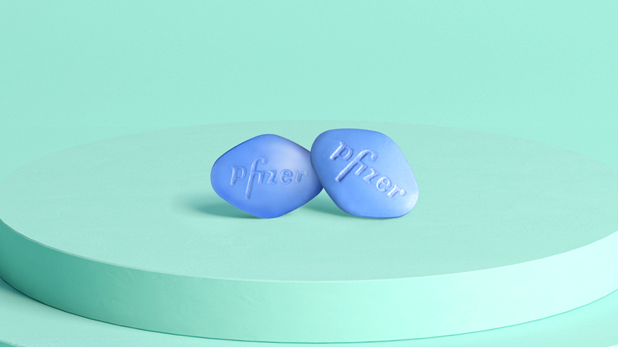 兩顆藍色的威而鋼（100mg）藥丸