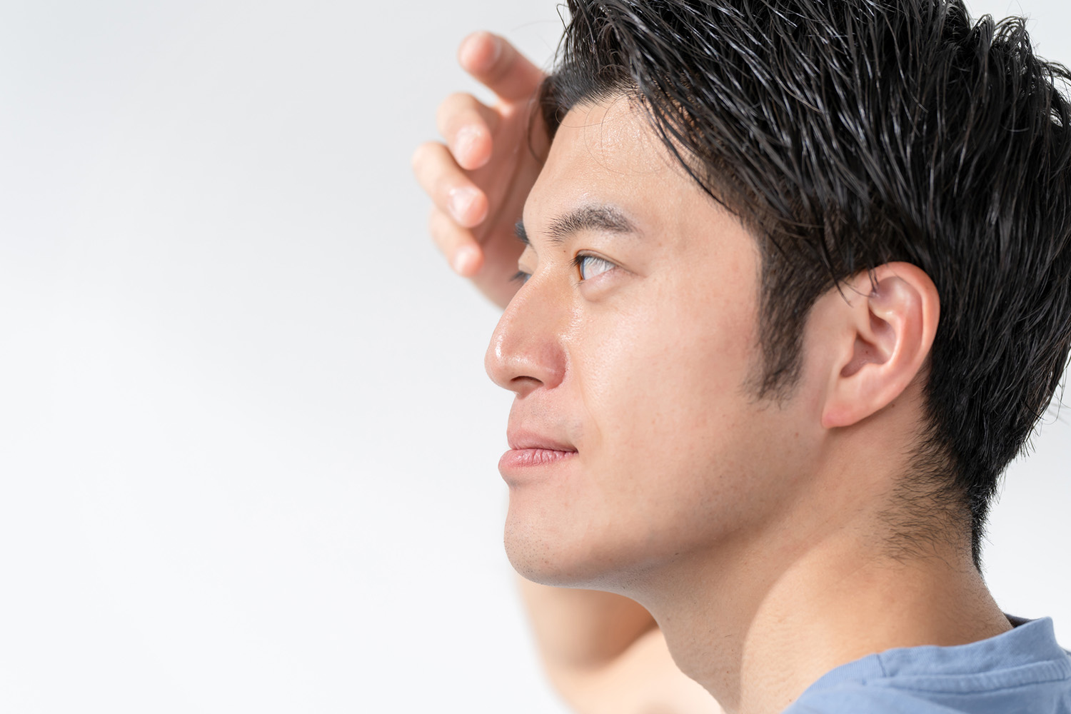 一位看起來充滿自信的男士，頭髮濃密