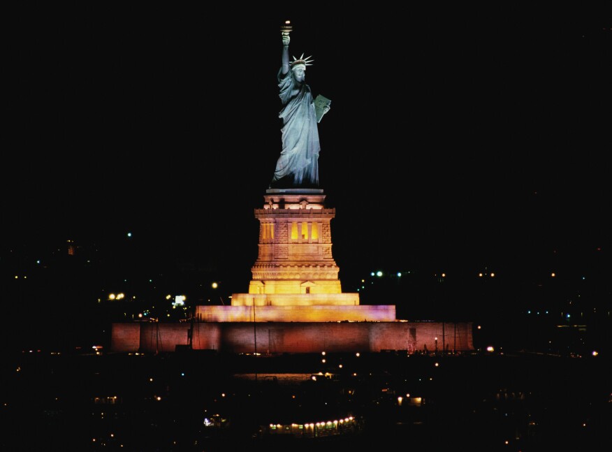 Estatua de la Libertad relumbrada por Howard Brandston en 1986