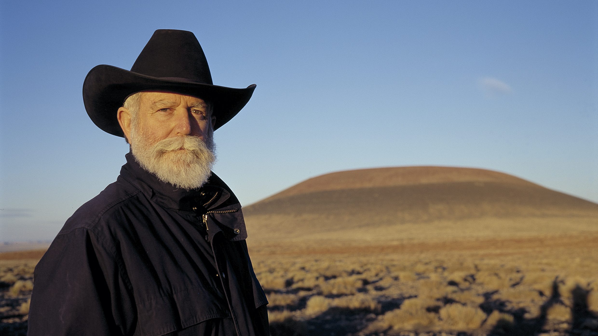James Turrell frente a Roden Crater, Arizona