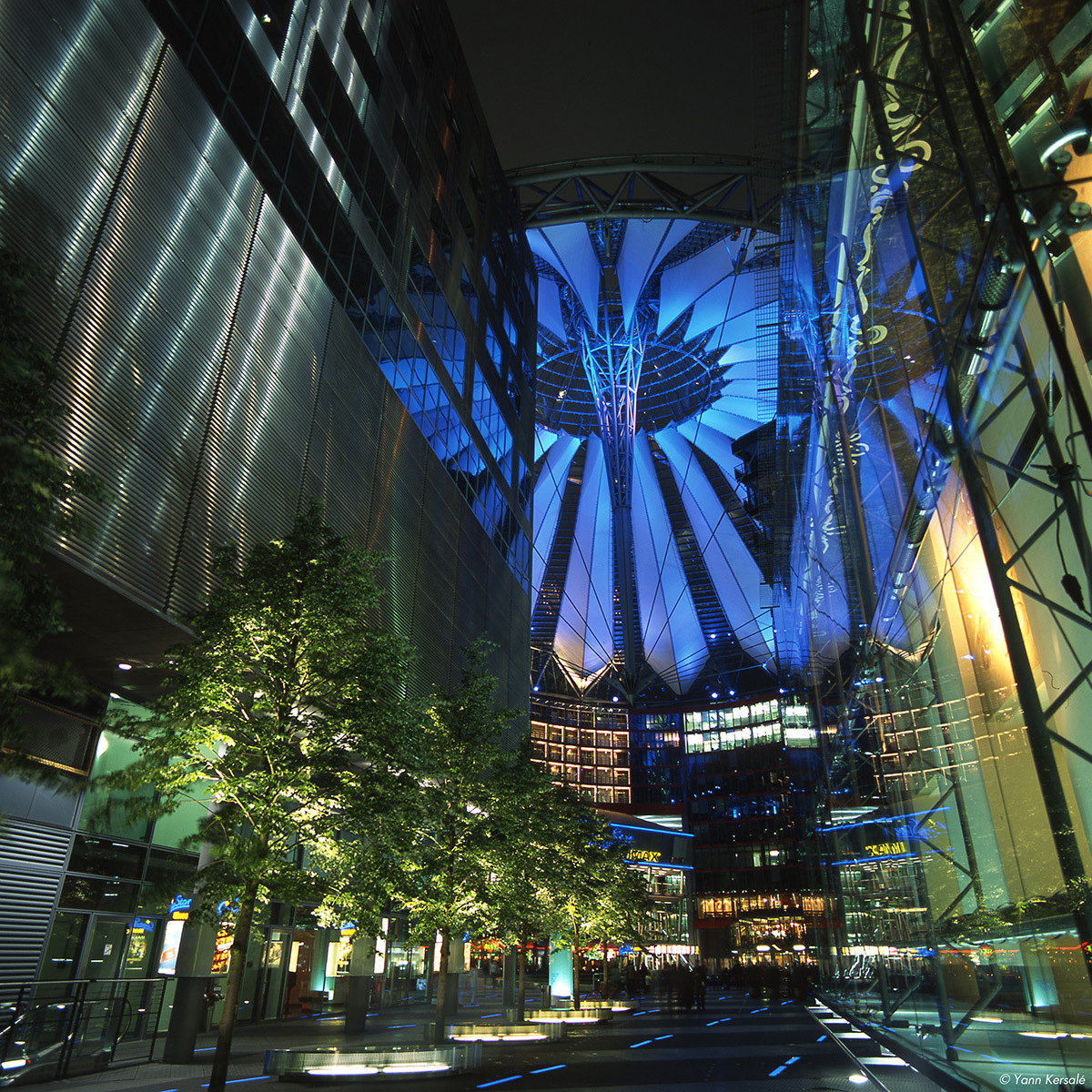 Sony Center de Berlín iluminado por Yann Kersalé