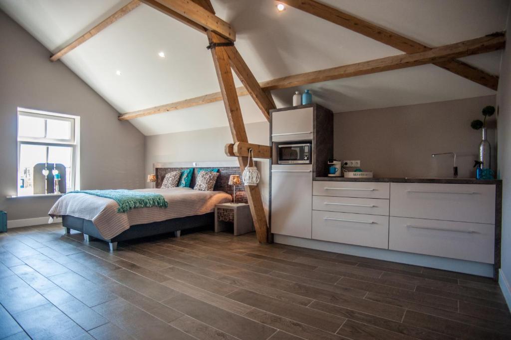 Superior Suite met houten pilaren bij Hof van Alexander