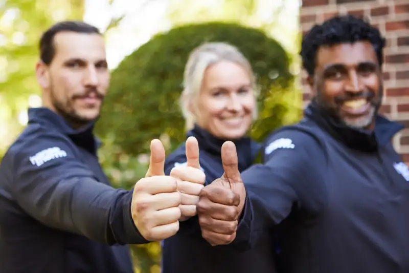 Drei Hansetherm Mitarbeitende zeigen ihre Daumen hoch