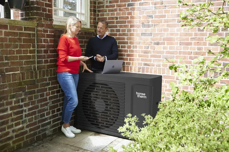 Zwei Personen vor einer Wärmepumpe - Hansetherm bekannt aus