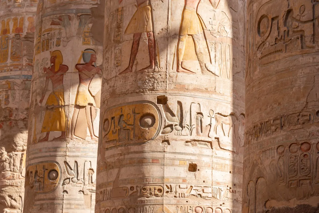 Jeroglíficos en las columnas del Templo de Luxor