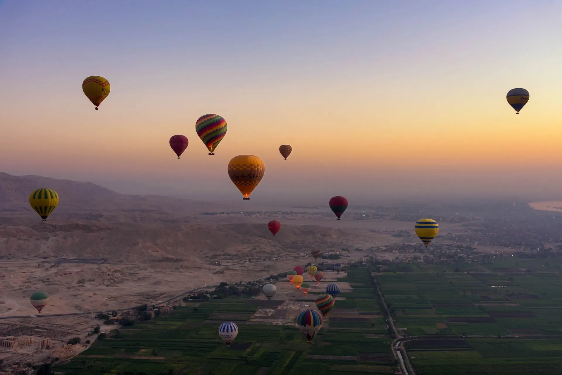 Egipto globos aerostáticos en Luxor durante el amanecer