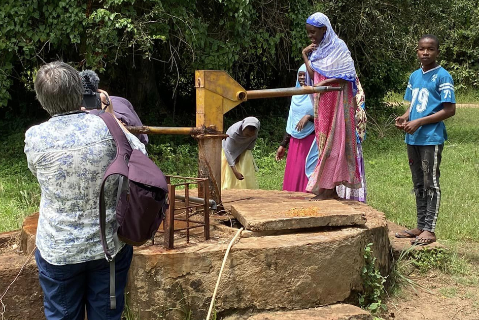 Donate clothes to give water to those in need