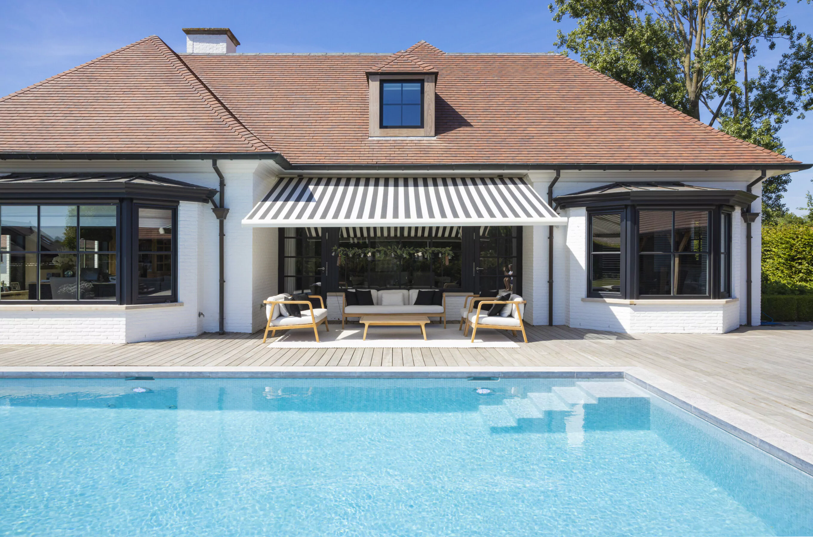 Polypropyleen skimmer zwembad aan klassieke woning