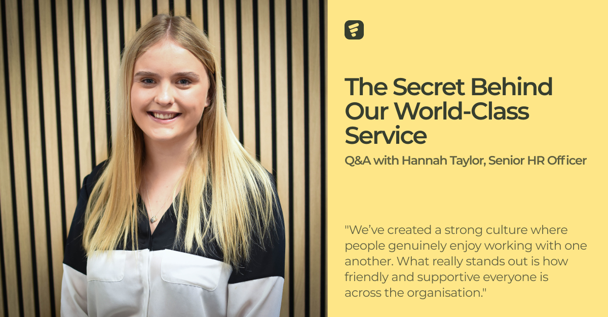 Professionelle blonde Frau vor einem Bildschirm mit dem Text 'The Secret Behind Our World-Class Service'. 