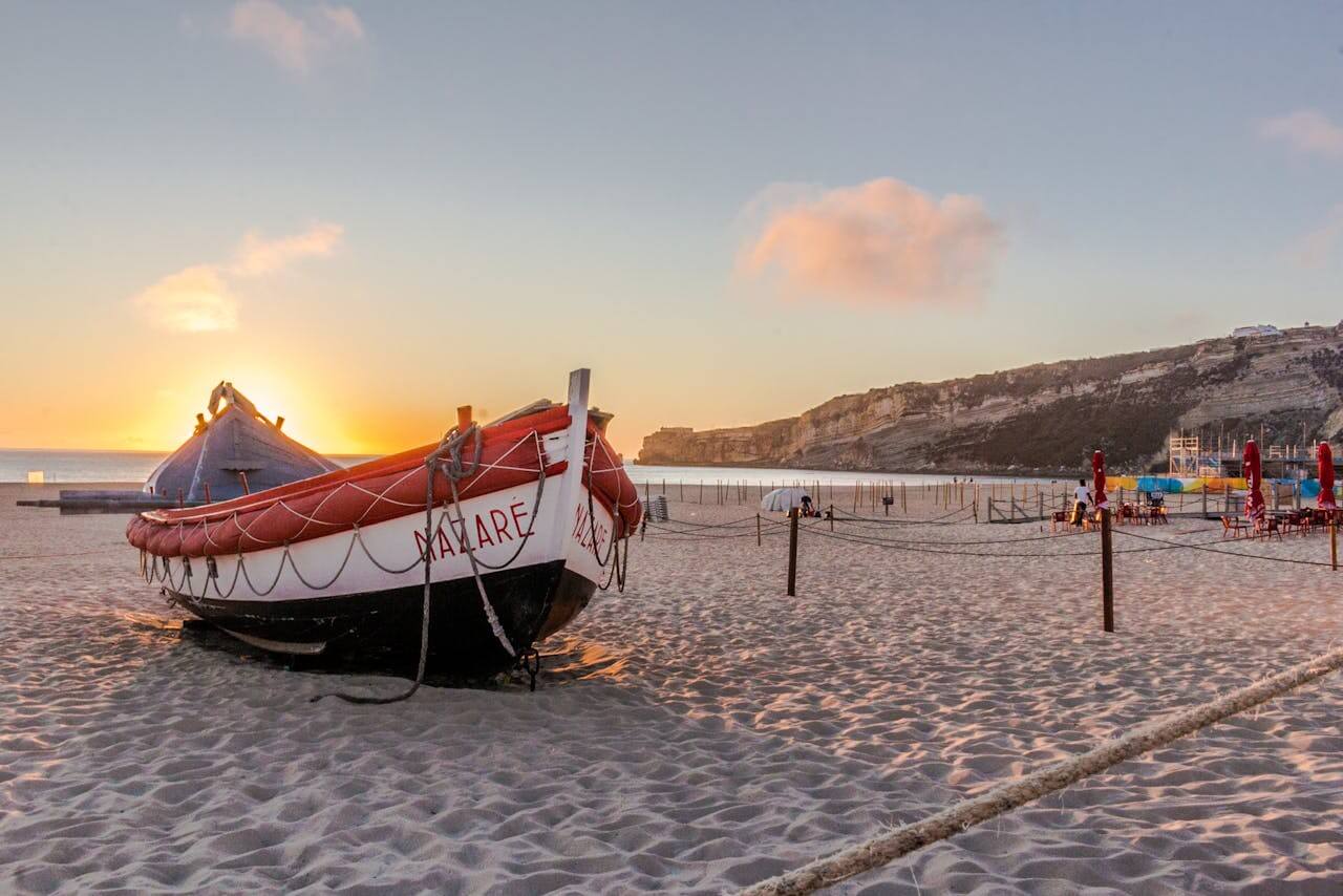 Bateau sur la plage de Nazaré, Portugal