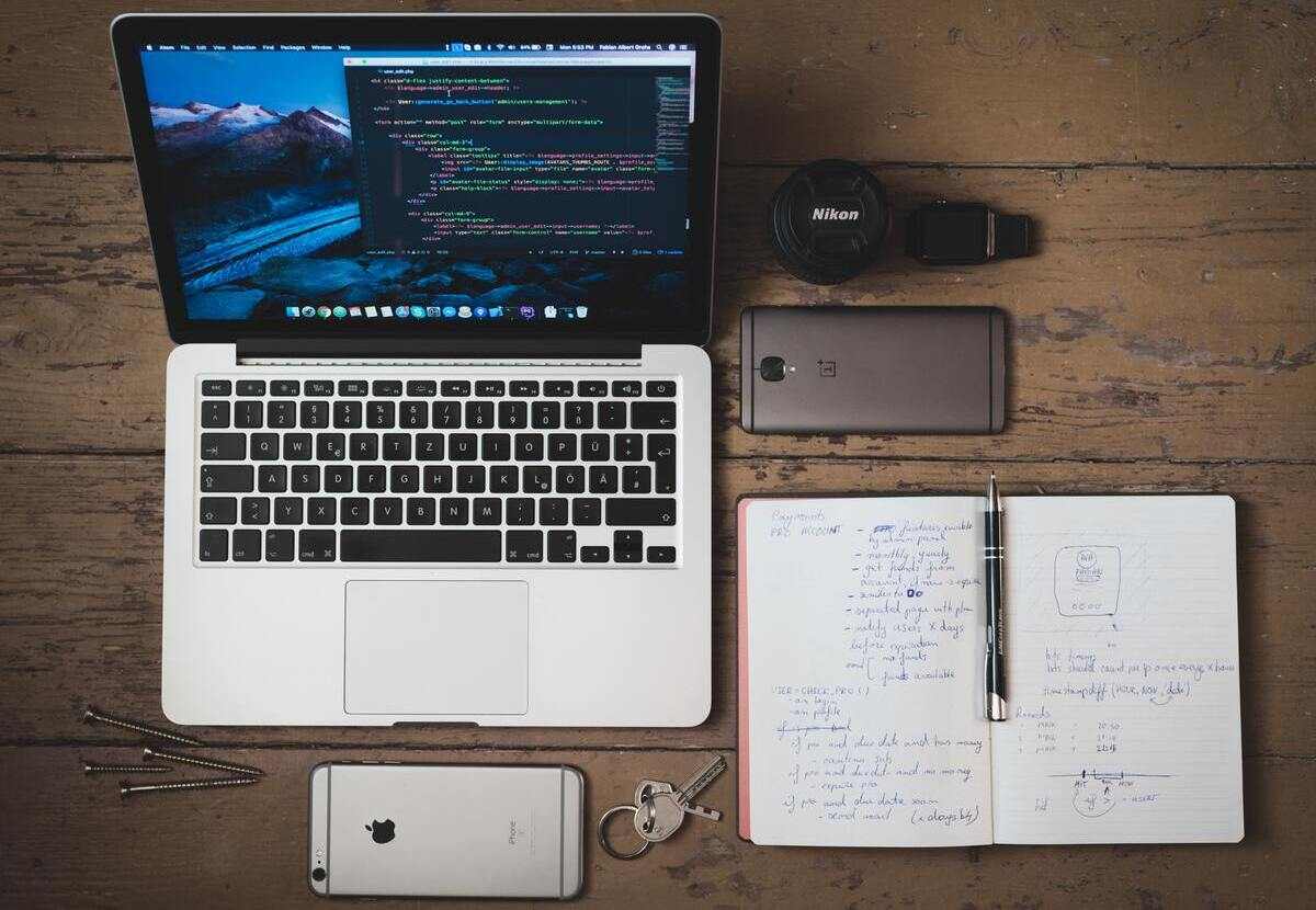 laptop-notebook-phone-on-the-table