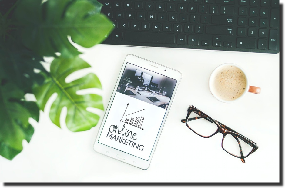 Screen on mobile with the text - online marketing
