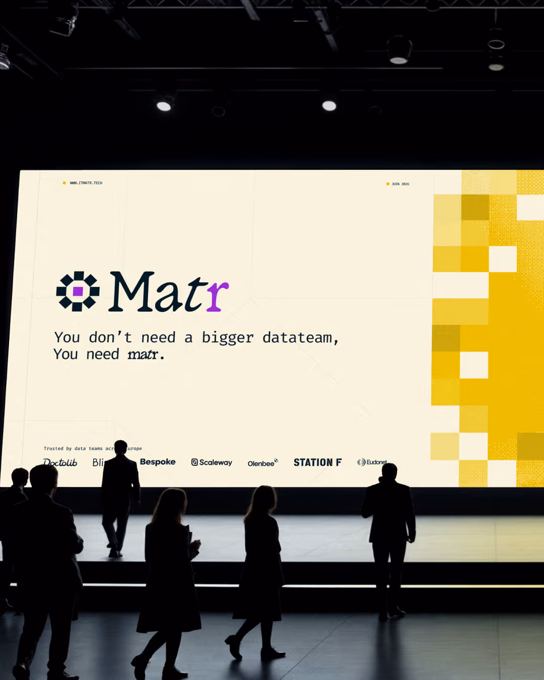 Mise en situation Matr, grand écran de conférence avec slide Matr
