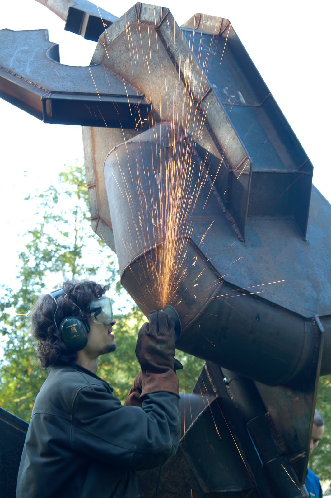 Steel Artwork 'Vliegend Hert' by ATMosphere studio in Amersfoort. Sculpture of Stag Beetle garden made by sculptor Thijs Trompert out of Steel in 2007. Creation, making off artwork image by ATMosphere.