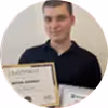 Kursant prezentujący certyfikat ukończenia kursu miksowania wokalu.