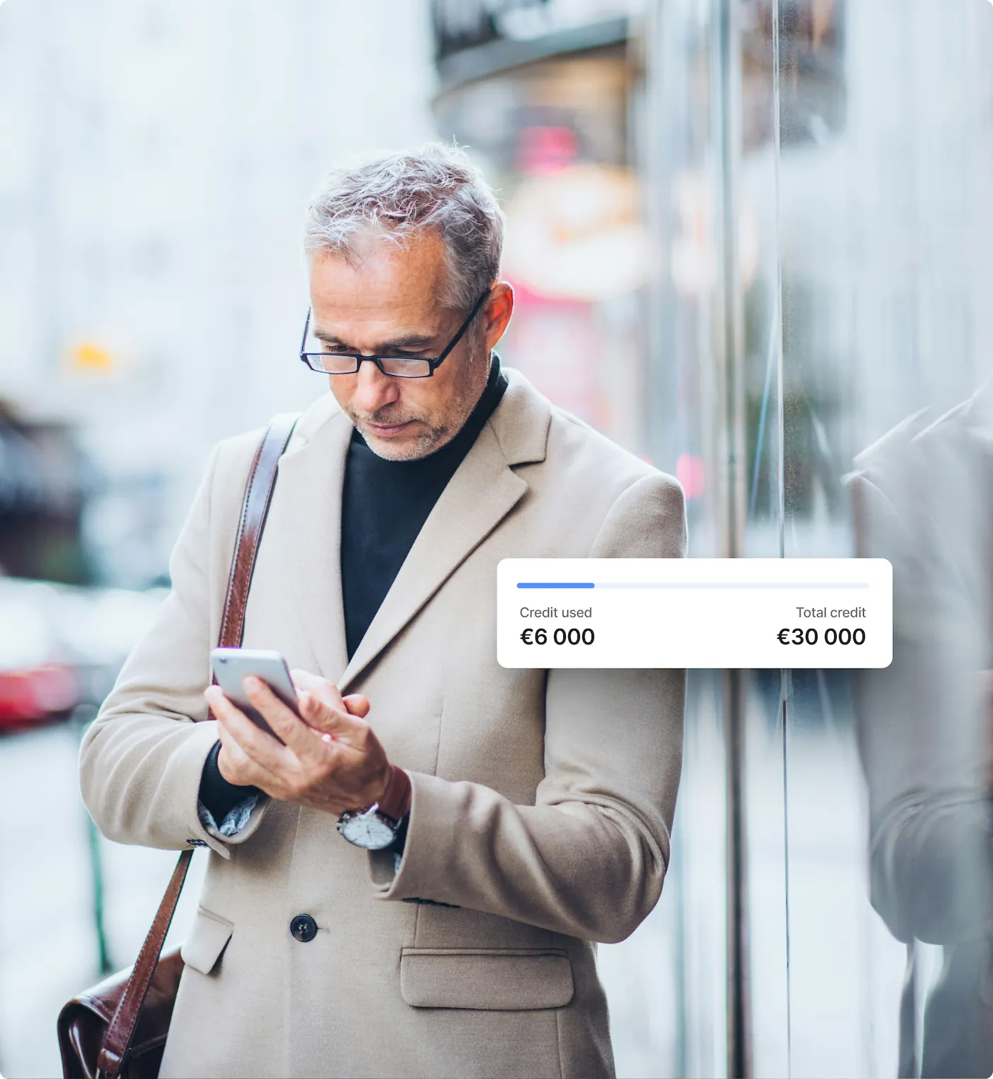 man som använder mobilen för att betala