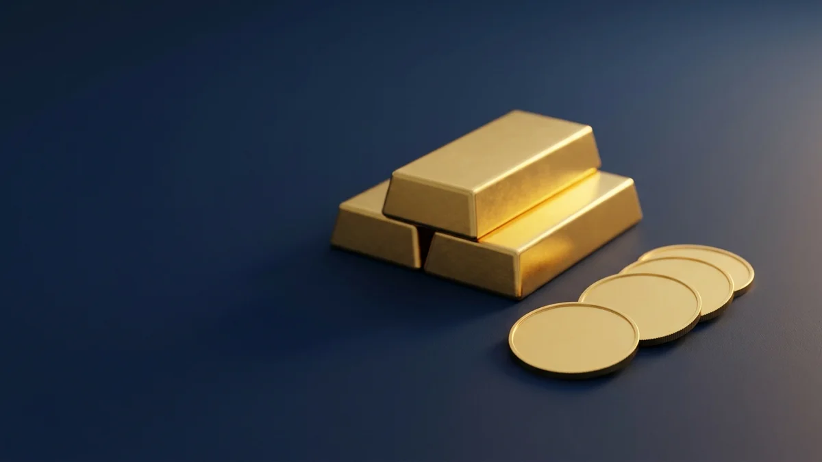Lingotins et pieces d'or empiles sur une surface bleu nuit, lumiere chaude rasante