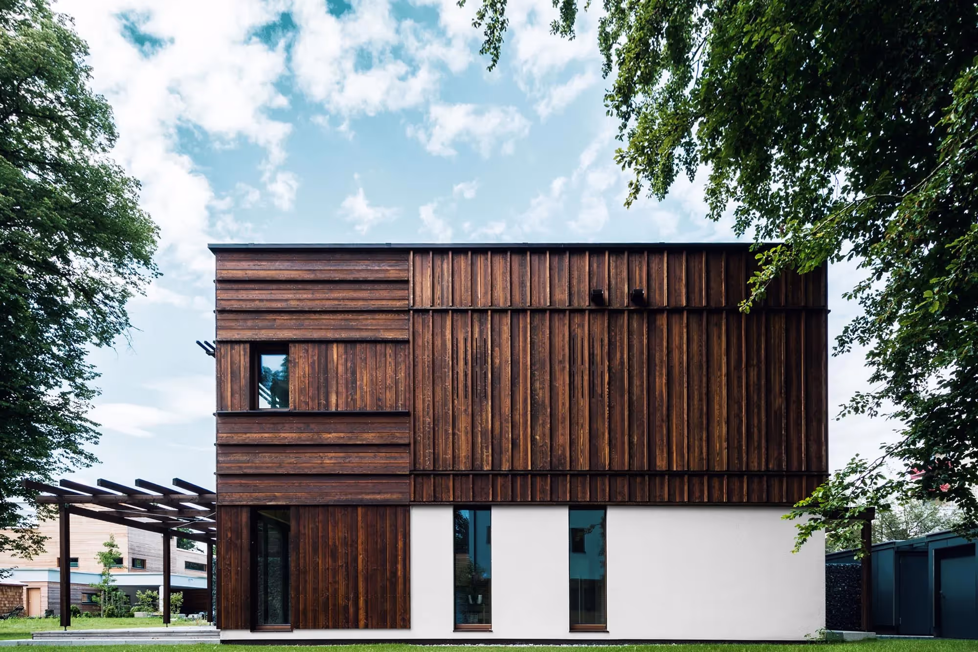 aussenfoto eines schlichten hauses in bad aibling mit rema holzfassade
