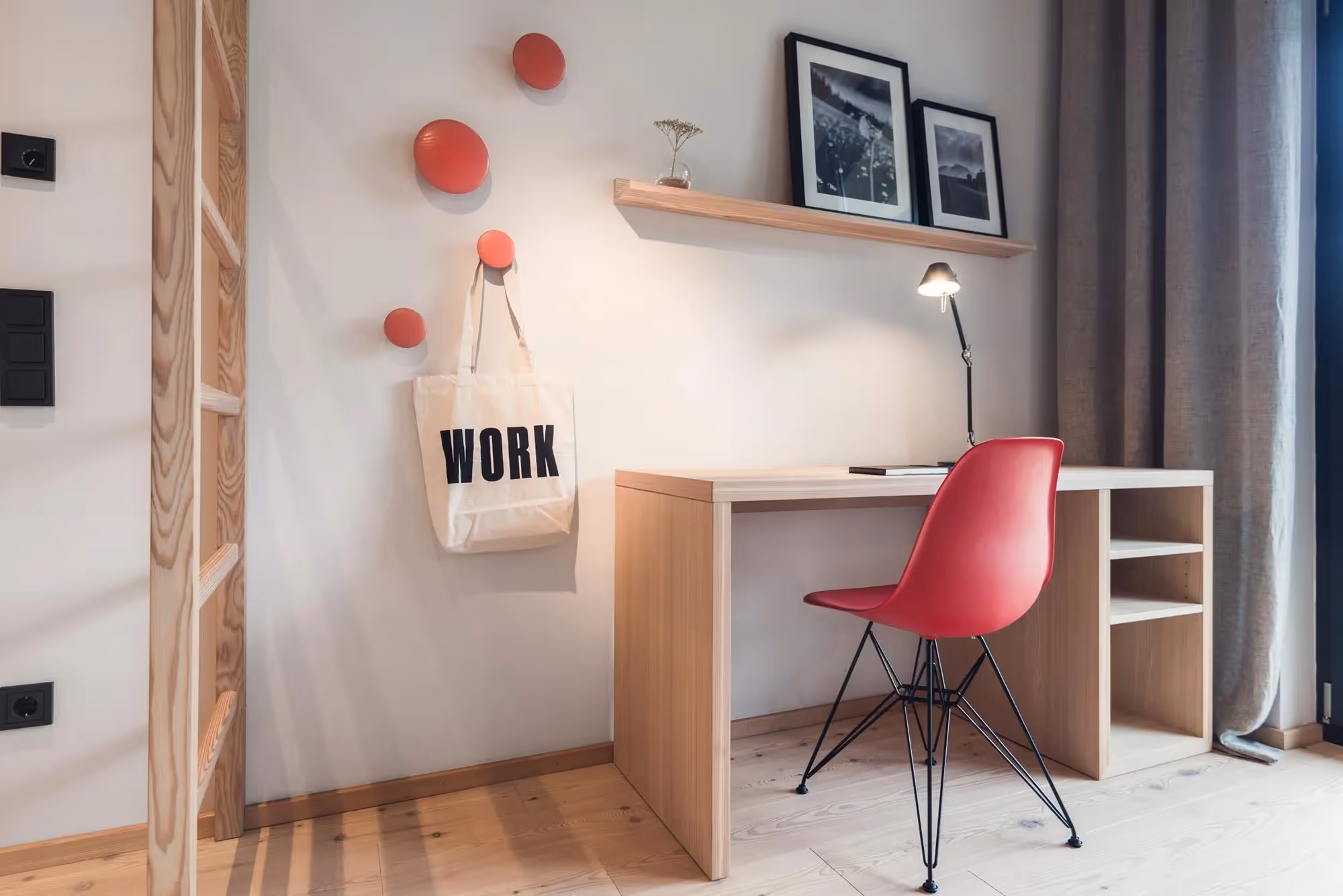 kinderzimmer mit stockbett, vitra bürostuhl, schlichter holzschreibtisch, dots an der wand
