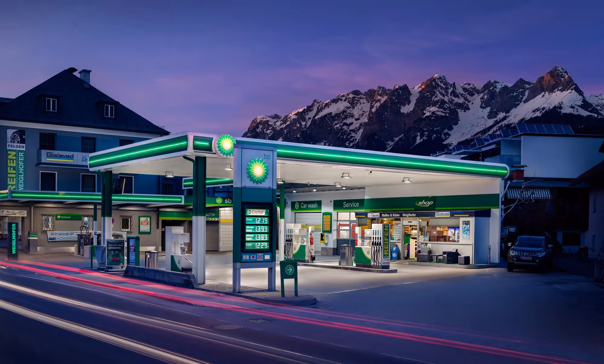 BP Tankstelle in Bischofshofen Abendstimmung mit Sonnenuntergang über dem Hochthron