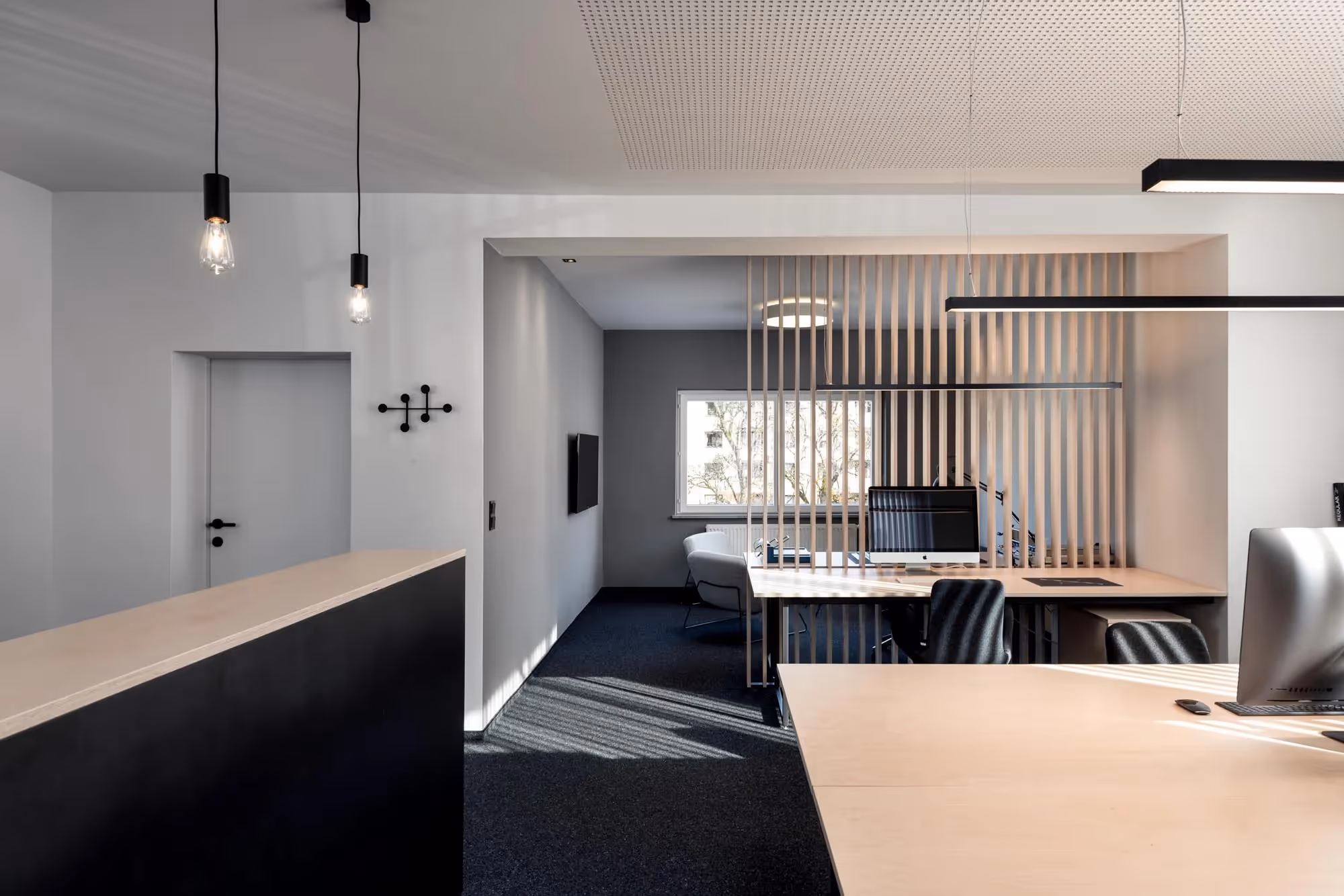 Büro der Werbeagentur Hungry in Bischofshofen mit Holzlamellen und Schreibtischen