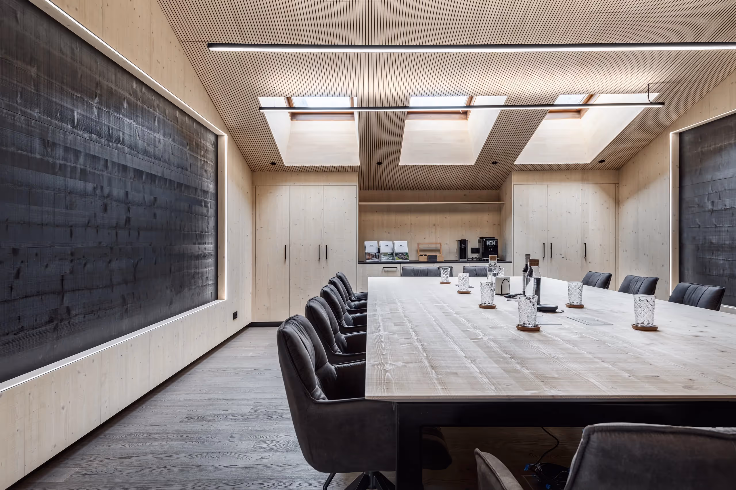 Besprechungsraum komplett in Holz gehalten - Wandverkleidung und Schreibtisch aus Rema ProCon