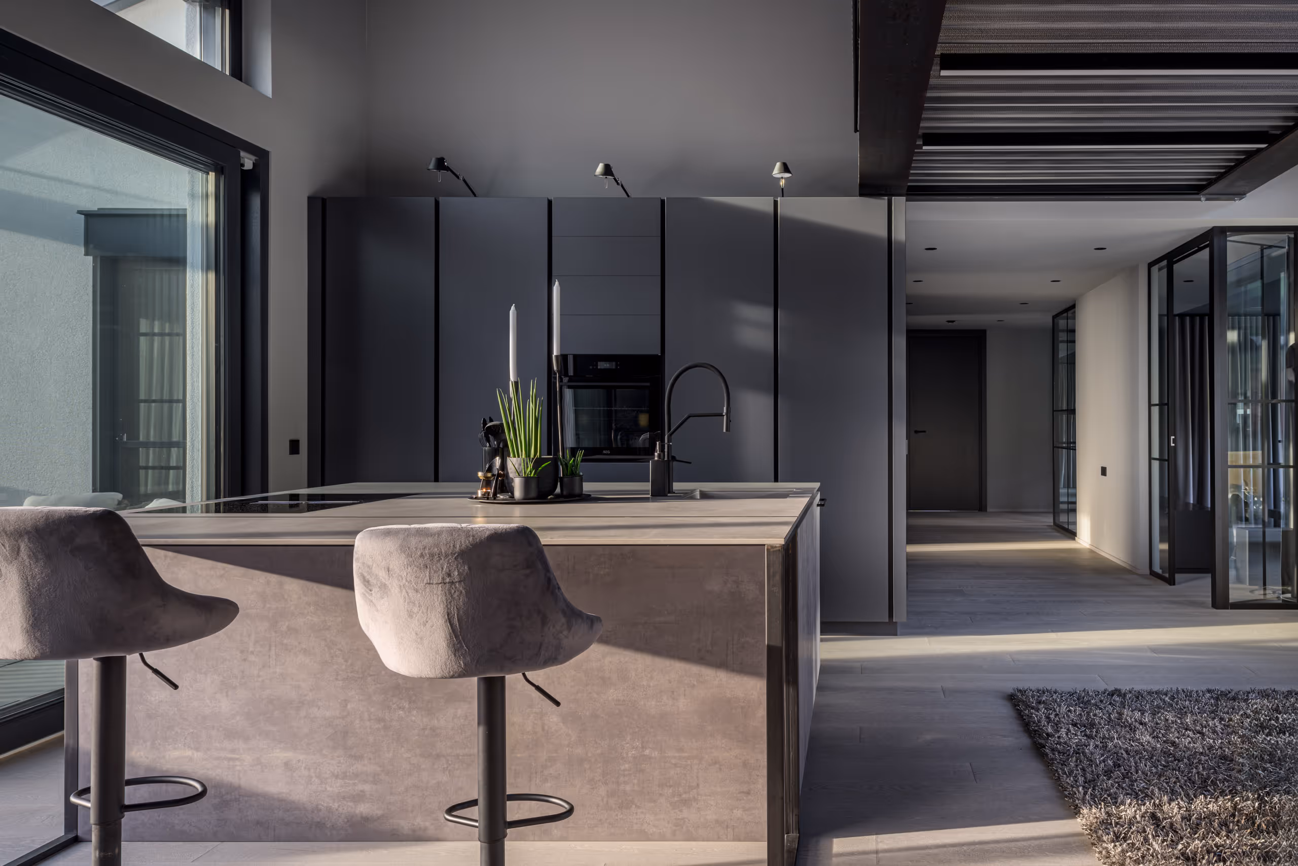 interior foto einer modernen küche mit zwei barsesseln während der goldenen stunde