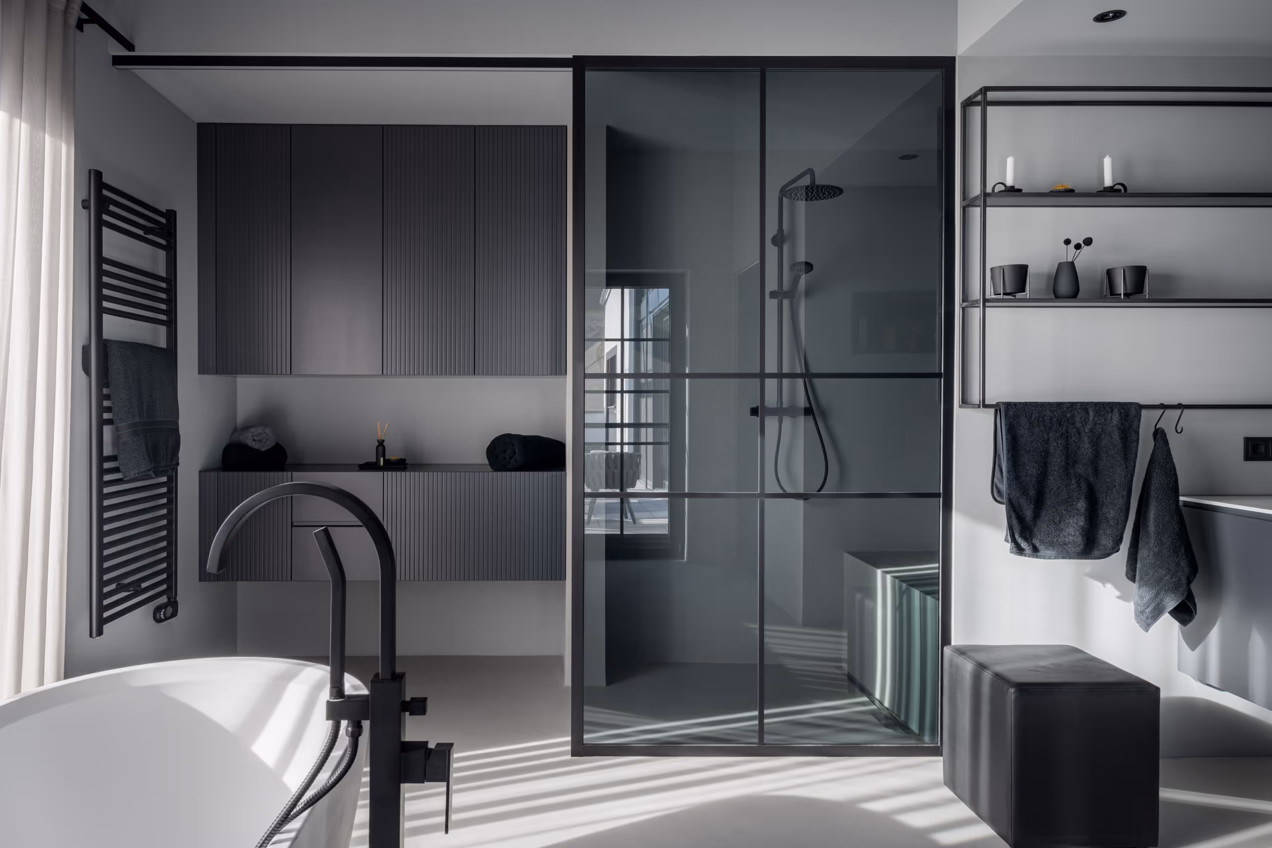 Modernes Badezimmer mit schwarzen Metallelementen & Glasdusche – Referenzfoto für Wohn Wo Innenarchitektur